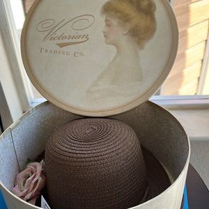 Women’s Hat with Hat Box